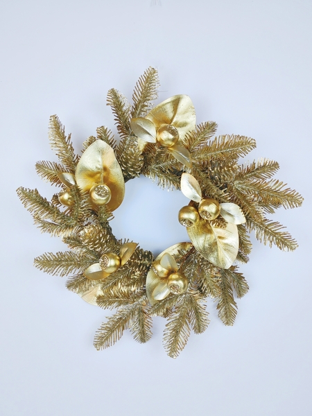 X'mas golden pine wreath with mini pome